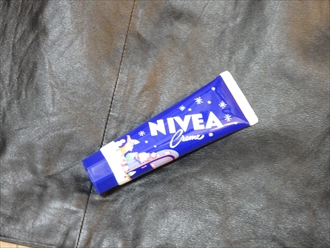 羊革スカートをニベアでお手入れ