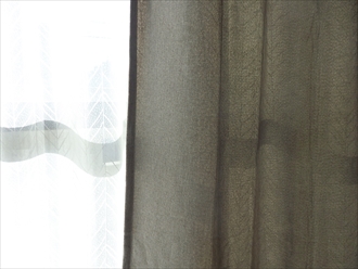 南側の窓の結露はペラペラのカーテンの方が少ない。