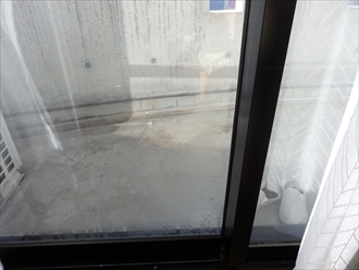 南側の窓の結露はペラペラのカーテンの方が少ない。