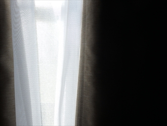 南側の窓の結露はペラペラのカーテンの方が少ない。