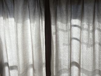 南側の窓の結露はペラペラのカーテンの方が少ない。