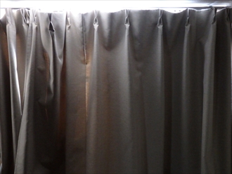 南側の窓の結露はペラペラのカーテンの方が少ない。