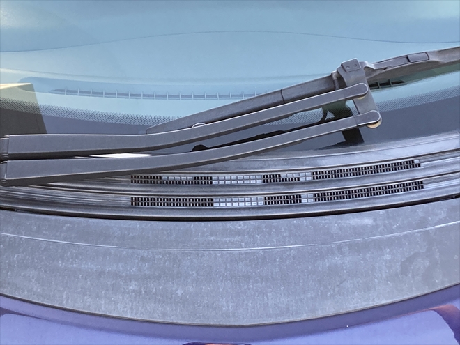 三菱 アイ ボンネットの樹脂部分(ボンネットガーニッシュ)