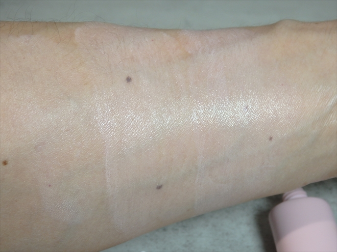 ウォータープルーフ　ピンク色の化粧下地の比較